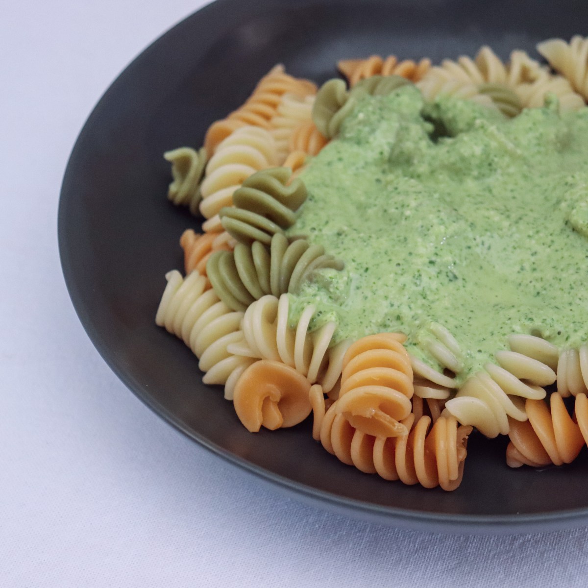 Rezept: bunte Spiralnudeln mit Ruccola-Erdnuss-Soße